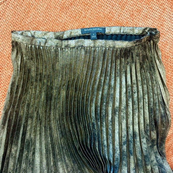 Banana Republic Pleated Black & Gold Midi Skirt - Picture 2 of 2